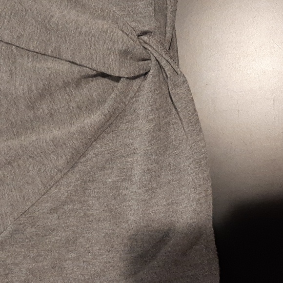 Gray twist front cropped sweatshirt - Picture 2 of 6